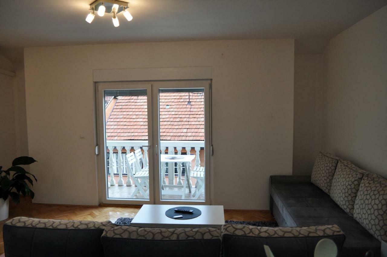 Appartement Apartman Dina à Tuzla Extérieur photo
