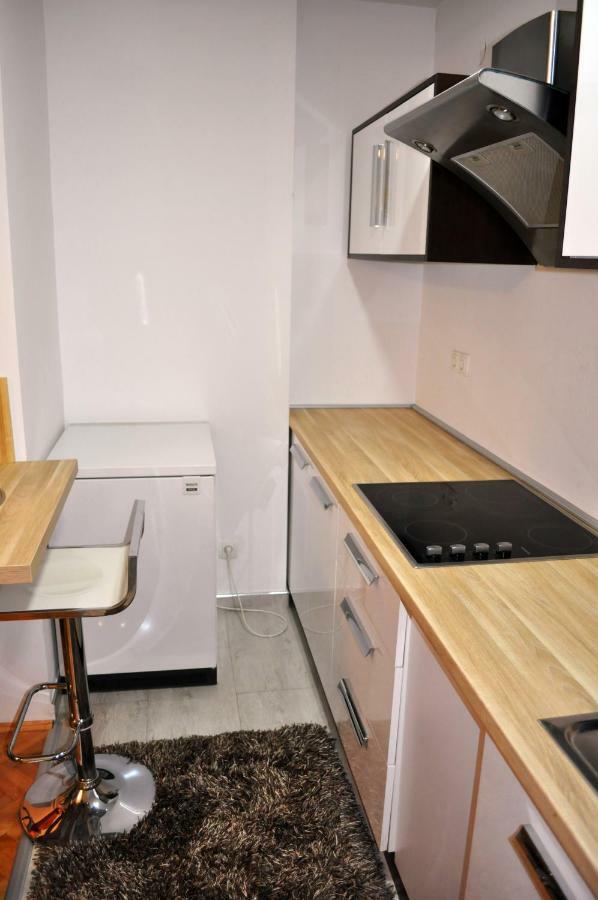 Appartement Apartman Dina à Tuzla Extérieur photo