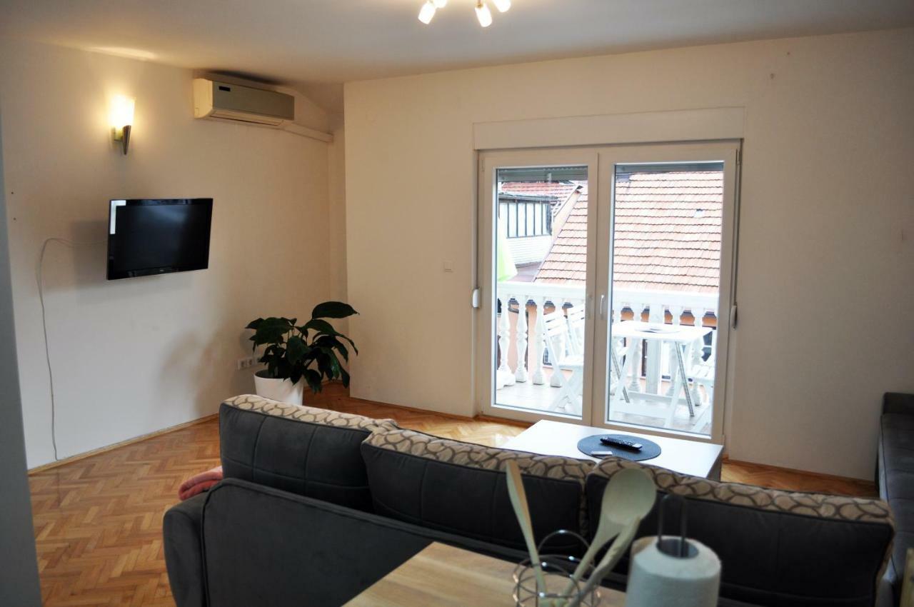 Appartement Apartman Dina à Tuzla Extérieur photo