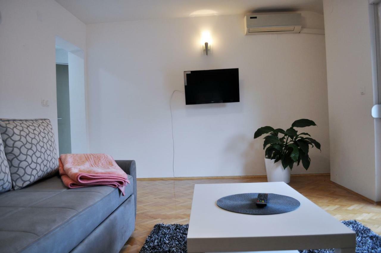 Appartement Apartman Dina à Tuzla Extérieur photo
