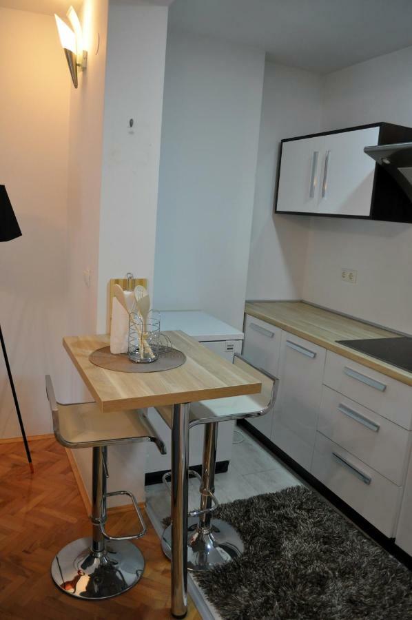 Appartement Apartman Dina à Tuzla Extérieur photo